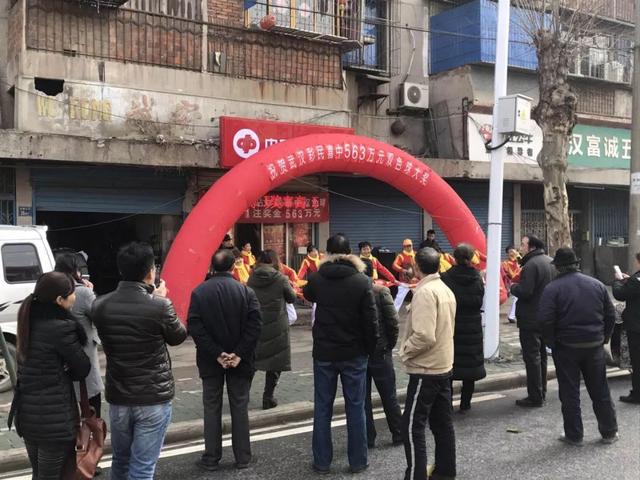 4名民工合买12+1复式票中563万 最疯狂一次曾花1万多元购彩!