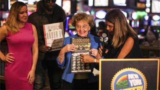 迷糊彩民刮彩票以为中5000 仔细核对发现中500万