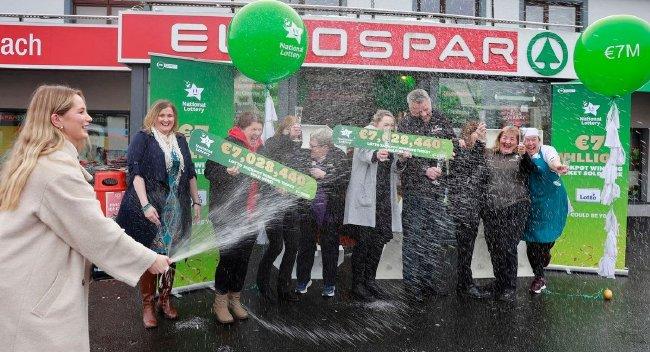 商店老板和工作人员庆祝大奖