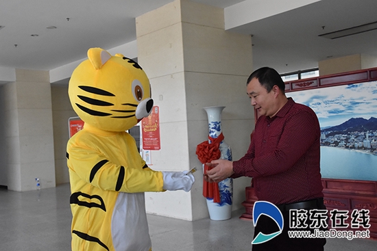 大奖得主为现场人员分发彩票